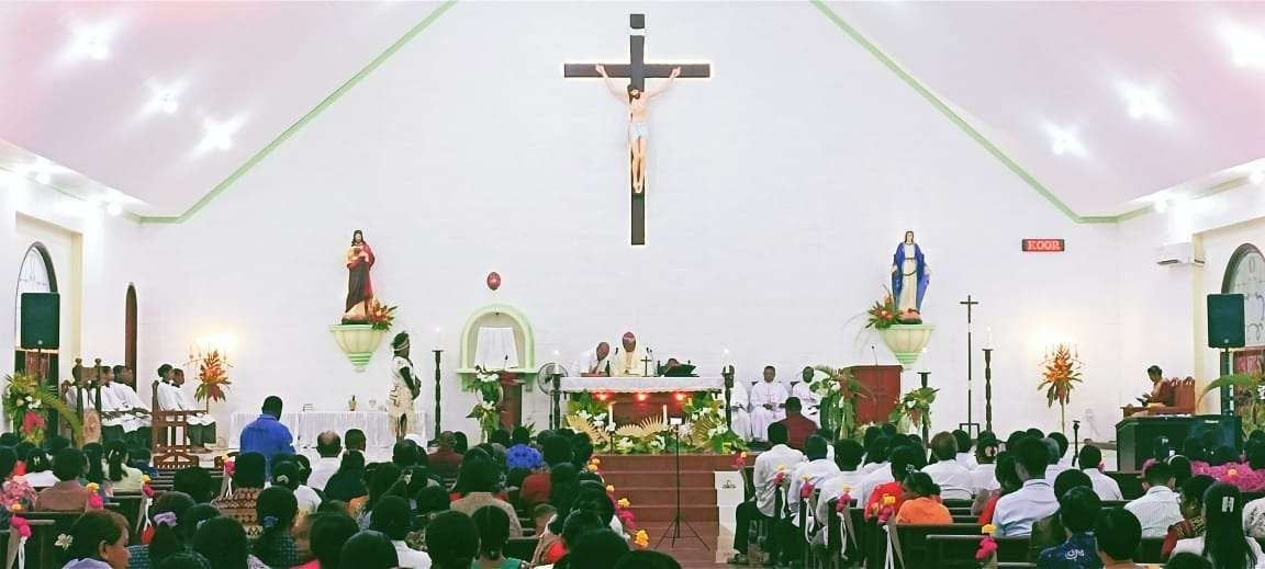 Uskup Manokwari Sorong, Mgr. Hilatius Datus Lega meresmikan Gereja Katolik Santa Marta di Jalan Batu Putih, Krooy, Kabupaten Kaimana