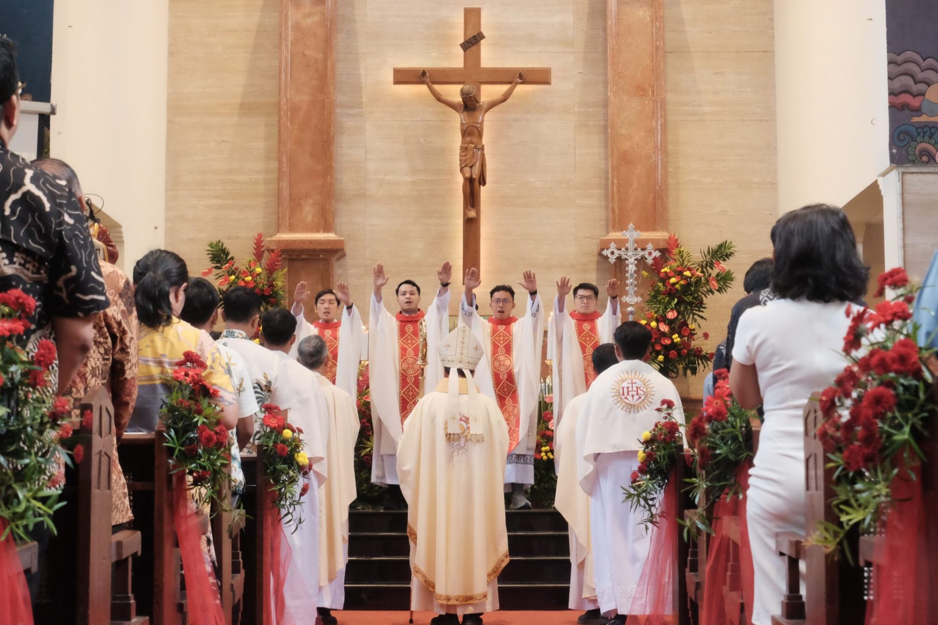 Para imam baru Serikat Yesus yang ditahbiskan di Gereja St. Antonius Padua Kotabaru Yogyakarta. SJ