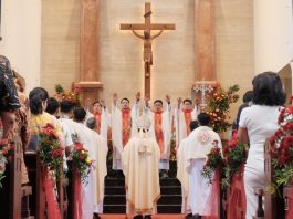 Para imam baru Serikat Yesus yang ditahbiskan di Gereja St. Antonius Padua Kotabaru Yogyakarta. SJ