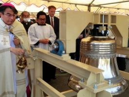 Uskup Agung Nagasaki, Mgr. Peter Michiaki Nakamura memberkati lonceng baru yang akan dipasang di Katedral Urakami Nagasaki. IST