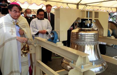 Uskup Agung Nagasaki, Mgr. Peter Michiaki Nakamura memberkati lonceng baru yang akan dipasang di Katedral Urakami Nagasaki. IST