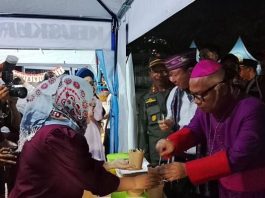 Uskup Labuan Bajo, Mgr. Maksimus Regus mendapat cokelat browniesbite oleh seorang muslimah dalam Festival Golo Koe 2025.