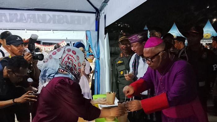 Uskup Labuan Bajo, Mgr. Maksimus Regus mendapat cokelat browniesbite oleh seorang muslimah dalam Festival Golo Koe 2025.