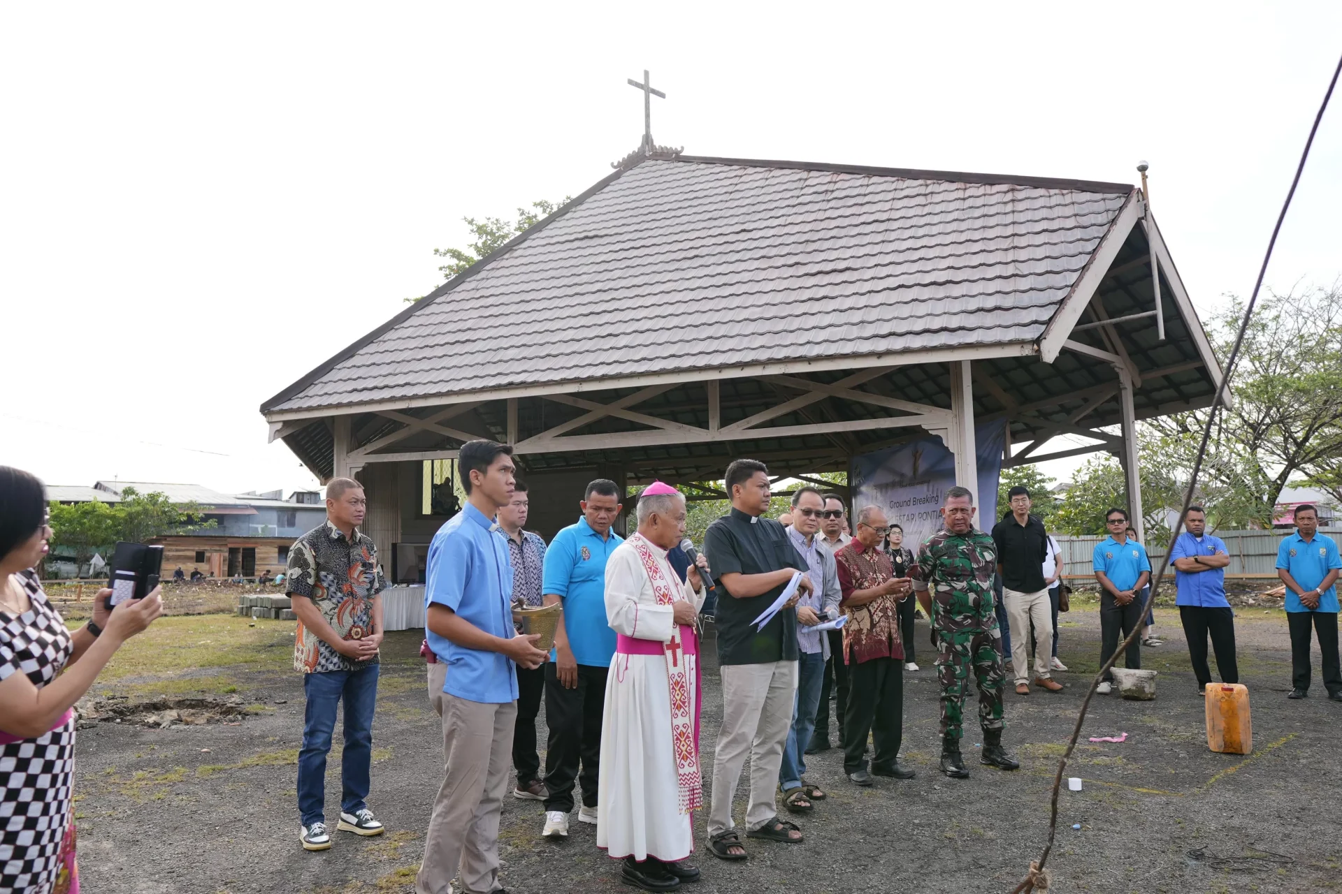 Uskup Agung Pontianak, Mgr. Agustinus Agus memimpin pemberkatan pembangunan Griya Oasis Dok. Keuskupan Agung Pontianak