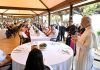 Paus Leo XIV: Mengikuti Yesus Bukanlah “Hamparan Mawar” Paus Leo XIV menyambut para tamu sebelum makan siang di Borgo Laudato Si', di taman Vila Kepausan Castel Gandolfo. Dok. Vatican Media