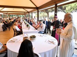 Paus Leo XIV menyambut para tamu sebelum makan siang di Borgo Laudato Si', di taman Vila Kepausan Castel Gandolfo. Dok. Vatican Media