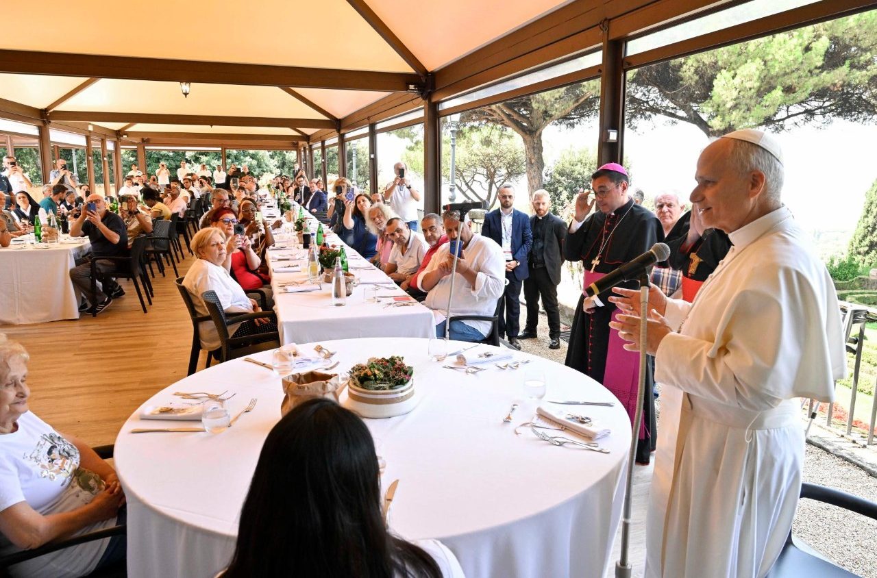 Paus Leo XIV menyambut para tamu sebelum makan siang di Borgo Laudato Si', di taman Vila Kepausan Castel Gandolfo. Dok. Vatican Media
