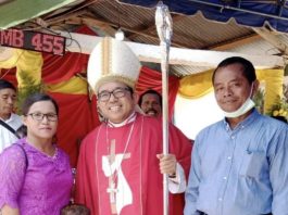 Uskup Padang, Mgr. Vitus Rubianto Solichin SX bersama umat. IST