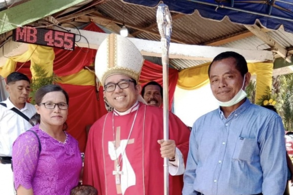 Uskup Padang, Mgr. Vitus Rubianto Solichin SX bersama umat. IST