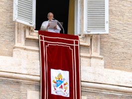 Paus Leo XIV saat memimpin Doa Angelus pada hari Minggu di Lapangan St. Petrus Vatikan. Vatican Media