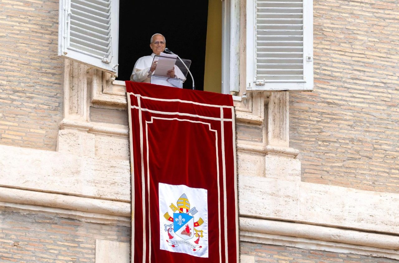 Paus Leo XIV saat memimpin Doa Angelus pada hari Minggu di Lapangan St. Petrus Vatikan. Vatican Media