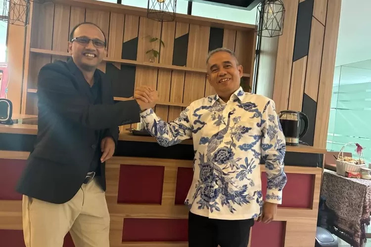 Rektor Universitas Katolik Soegijaprata Ferdinandus Hindiarto kanan dan Rektor Universitas Katolik Soegijaprata 2025-2029 Robertus Setiawan Aji Nugroho. IST