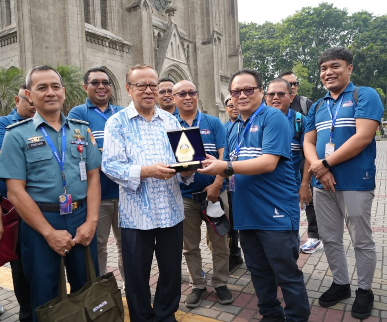 Romo Steven Lalu bersama Uskup OCI, Kardinal Ignatius Suharyo. IST