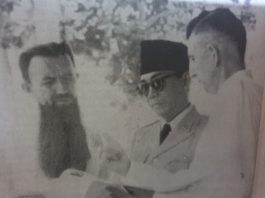 Bung Karno diapit oleh Pater G. Huytink, SVD (paling kiri) dan Pater A. Thijssen, SVD (kanan) ketika Bung Karno berkunjung ke Ende sebagai Presiden RI tahun 1950. Dok. IST