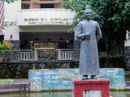 Patung Romo J. Van Lith SJ di depan Museum Misi Muntilan Jawa Tengah. IST