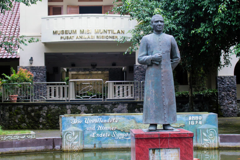 Patung Romo J. Van Lith SJ di depan Museum Misi Muntilan Jawa Tengah. IST