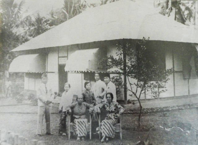 Soekarno bersama Istri (Inggit), ibu mertua, anak angkat dan sahabat nya di depan rumah pengasingan.