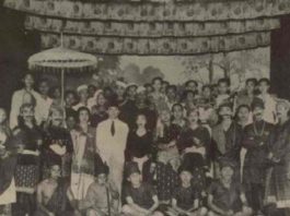 Soekarno bersama para pemain tonil yang ia latih di Ende Flores. IST