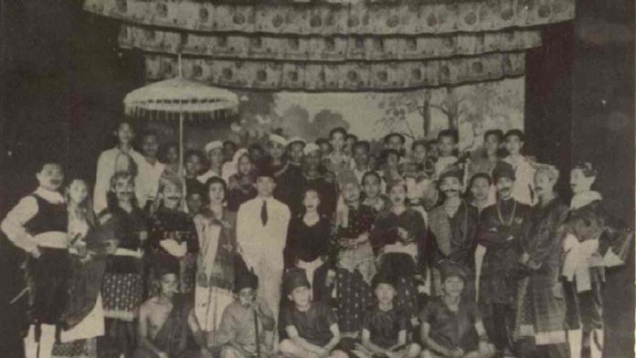 Soekarno bersama para pemain tonil yang ia latih di Ende Flores. IST