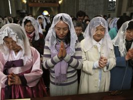 Umat mengikuti Misa di Korea Utara