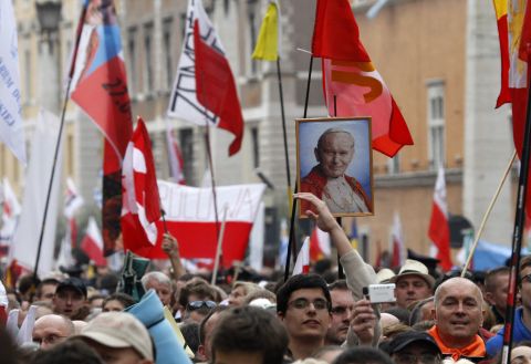 Umat berkerumun di Roma ketika kanonisasi St Yohanes Paulus II. Aleteia