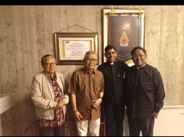 Duta Besar RI Untuk Tahta Suci, Trias Kuncahyono dan Kardinal Ignatius Suharyo bersama dua romo dari Indonesia. Mereka berfoto di depan Sertifikat Pemberian Gereja (Titular) Roh Kudus Paroki Ferratella, Roma