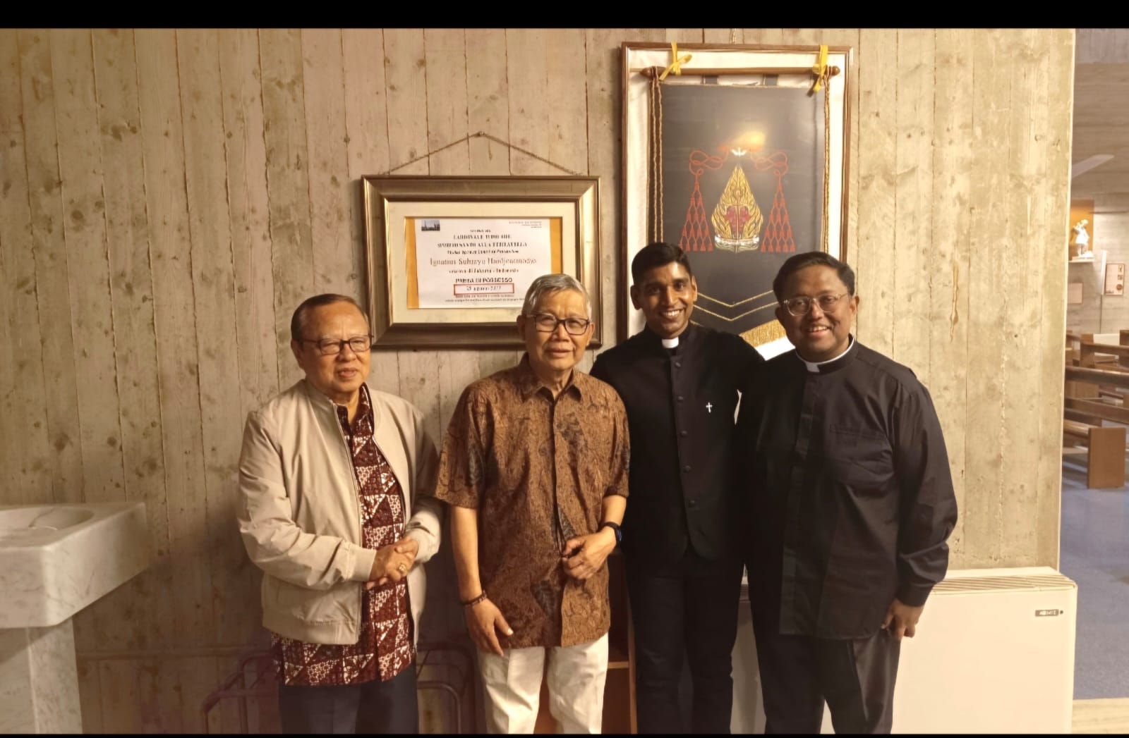 Duta Besar RI Untuk Tahta Suci, Trias Kuncahyono dan Kardinal Ignatius Suharyo bersama dua romo dari Indonesia. Mereka berfoto di depan Sertifikat Pemberian Gereja (Titular) Roh Kudus Paroki Ferratella, Roma
