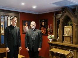 Pastor Charles Gallagher, pastor Gereja Katolik Immaculate Conception di Washington, D.C., bersama Uskup Auksilier Juan R. Esposito-Garcia saat pemberkatan di Kapel Frassati pada 9 Agustus 2025. CNA