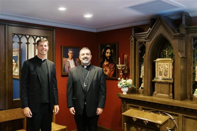 Pastor Charles Gallagher, pastor Gereja Katolik Immaculate Conception di Washington, D.C., bersama Uskup Auksilier Juan R. Esposito-Garcia saat pemberkatan di Kapel Frassati pada 9 Agustus 2025. CNA