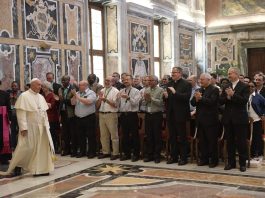 Paus Fransiskus dalam sebuah pertemuan dengan para imam SVD dari seluruh dunia di Vatikan. Vatican Media