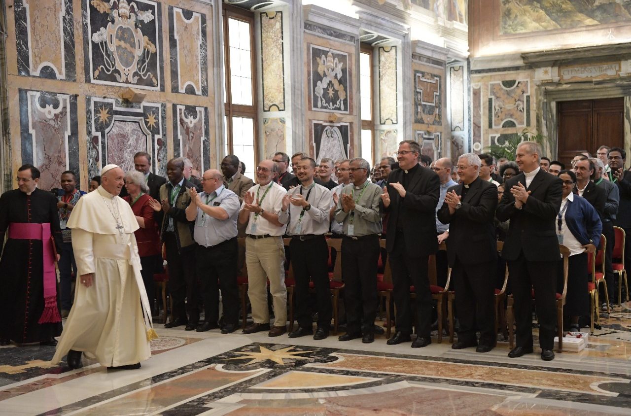 Paus Fransiskus dalam sebuah pertemuan dengan para imam SVD dari seluruh dunia di Vatikan. Vatican Media