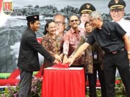 090925-Momen penetapan Jalan YB Mangunwijaya yang dihadiri Wali Kota Semarang, Agustina Wilujeng (kedua dari kiri) dan Vikaris Jenderal Keuskupan Agung Semarang, Romo F. X. Sugiyana. (paling kanan)