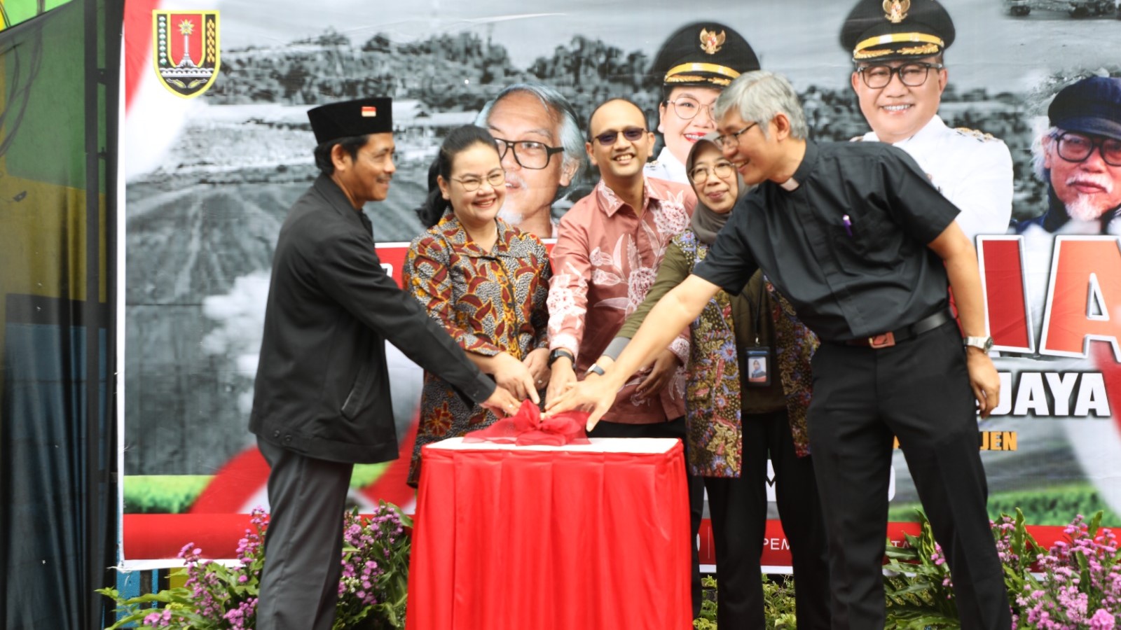 090925-Momen penetapan Jalan YB Mangunwijaya yang dihadiri Wali Kota Semarang, Agustina Wilujeng (kedua dari kiri) dan Vikaris Jenderal Keuskupan Agung Semarang, Romo F. X. Sugiyana. (paling kanan)
