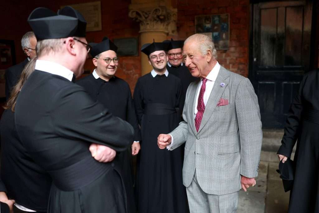 Raja Charles III saat mengunjungi Gereja St. Filipus Neri di Birmingham. Tablet