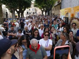 Kerumunan orang datang untuk berdoa di makam Carlo Acutis di Gereja St. Maria Maggiore di Assisi, Italia, selama akhir pekan kanonisasinya pada 7 September 2025. Keuskupan Assisi