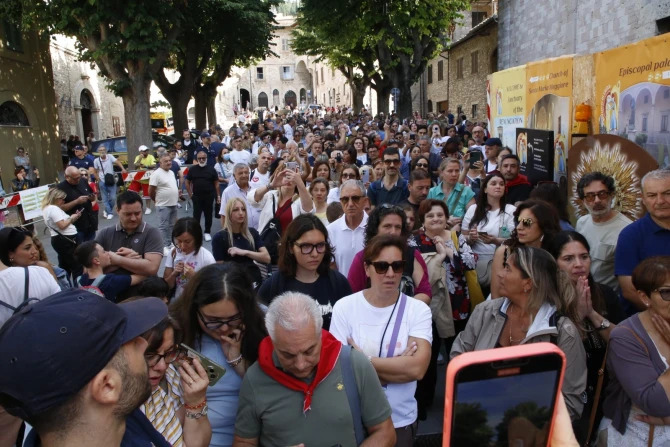 Kerumunan orang datang untuk berdoa di makam Carlo Acutis di Gereja St. Maria Maggiore di Assisi, Italia, selama akhir pekan kanonisasinya pada 7 September 2025. Keuskupan Assisi