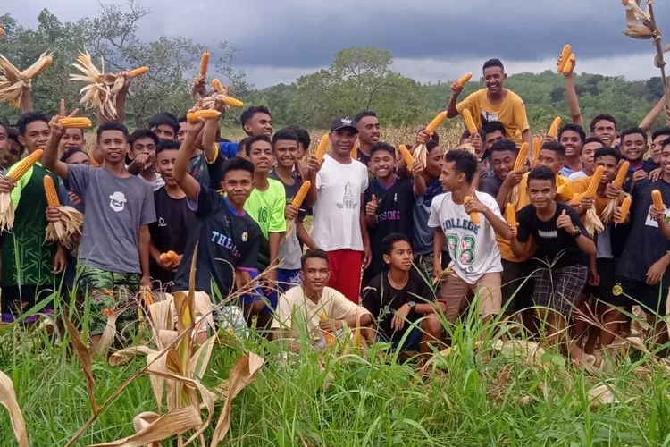 Para seminaris di Seminari Menengah Lalian saat beraktivitas di kebun seminari. IST
