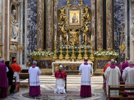 Paus Leo XIV berdoa di Basilika St. Maria Maggiore di Roma. CNA