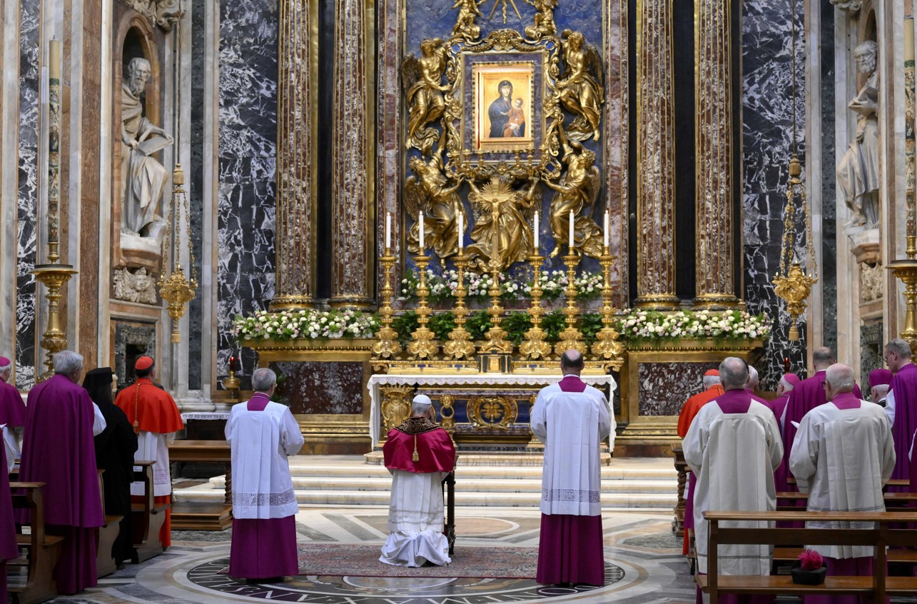 Paus Leo XIV berdoa di Basilika St. Maria Maggiore di Roma. CNA