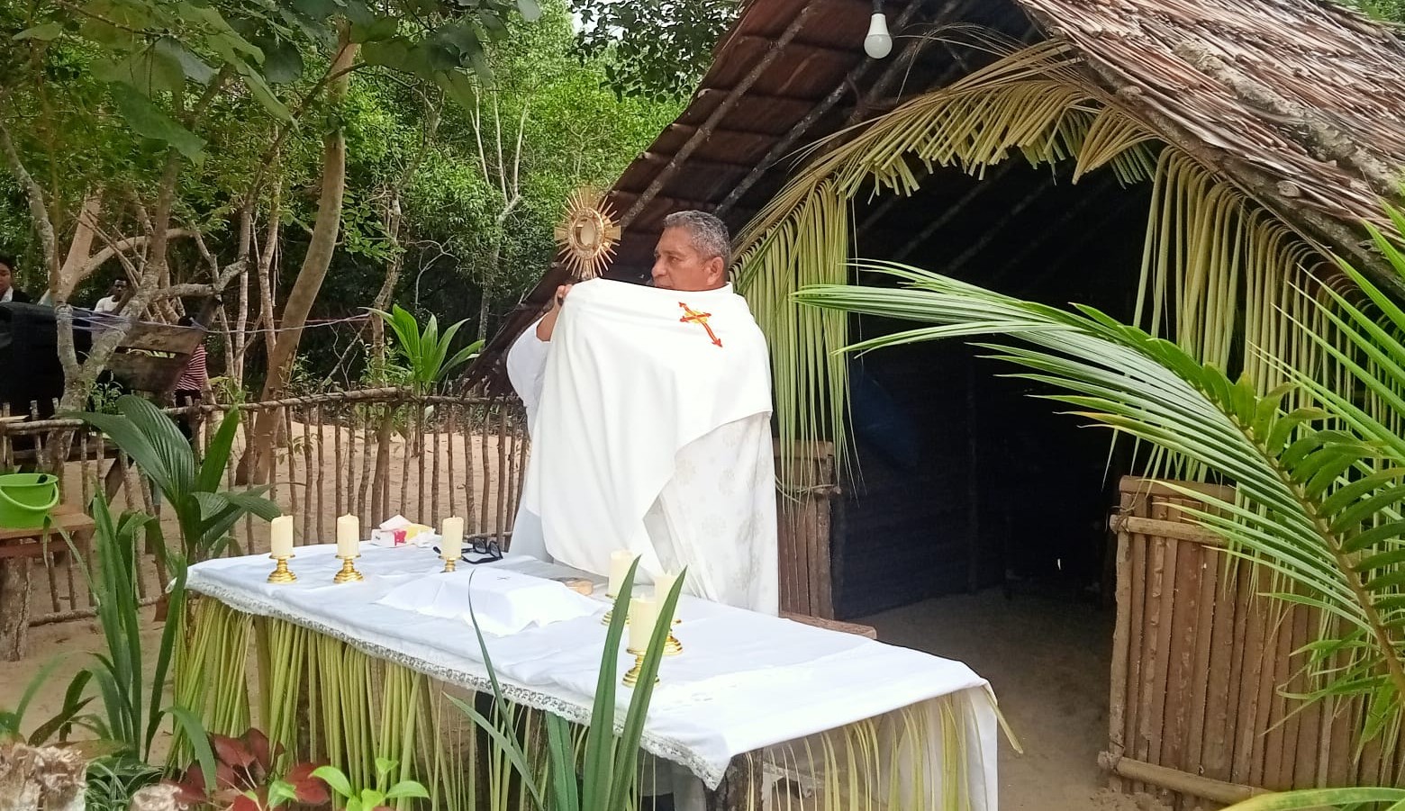 Berkat Sakramen Mahakudus dan disaksikan oleh semua orang katolik Paroki Bunda Hati Kudus, Wendu. Foto. Agapitus Batbual