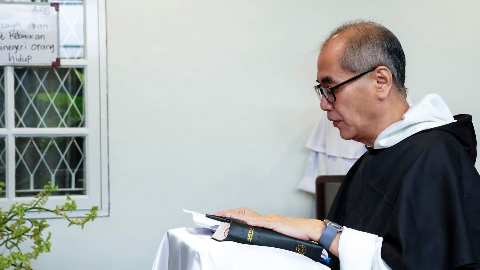 Romo Johanes Robini Marianto OP saat upacara peresmiannya menjadi Prior Biara Santo Dominikus Pontianak. OP Philippines