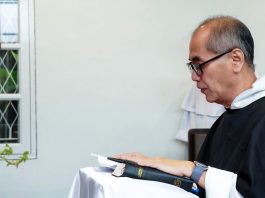 Romo Johanes Robini Marianto OP saat upacara peresmiannya menjadi Prior Biara Santo Dominikus Pontianak. OP Philippines