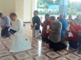 Romo Paroki St. Michael, Kuda Mati dengan Romo Christofel Freddy Andries MSC beserta semua Prodiakon Paroki Sang Penebus Kampung Baru saat memasuki Porta Santa. Foto. Agapitus Batbual