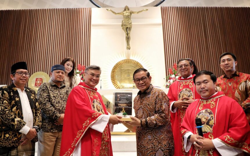 Gubernur Jakarta Pramono Anung saat meresmikan Gereja Kalvari Lubang Buaya. Merdeka