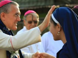 Nunsio Apostolik untuk Spanyol, Mgr. Piero Pioppo saat mengunjungi Indonesia Timur saat masih bertugas di Indonesia. IST