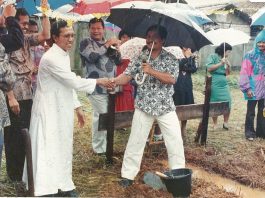 Peletakan batu pertama pembangunan gereja bedeng di kompleks Sekolah St Markus II Pondok Gede. Paroki Kalvari
