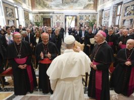 Paus Leo XIV menyapa peserta seminar yang diselenggarakan oleh Akademi Teologi Kepausan pada 13 September 2025 di Vatikan. Vatican Media