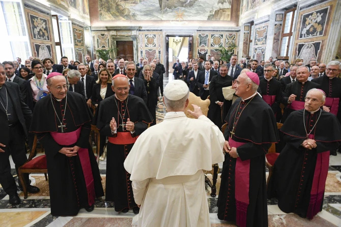 Paus Leo XIV menyapa peserta seminar yang diselenggarakan oleh Akademi Teologi Kepausan pada 13 September 2025 di Vatikan. Vatican Media