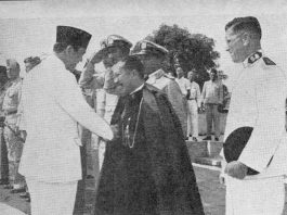 Mgr Albertus Soegijapranata SJ saat berjumpa dengan Presiden Soekarno. IST