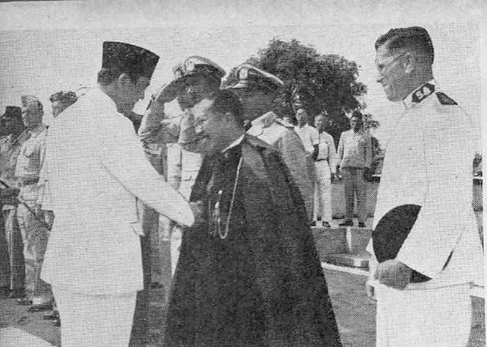 Mgr Albertus Soegijapranata SJ saat berjumpa dengan Presiden Soekarno. IST